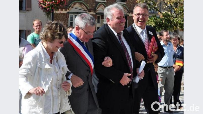 Ein Foto aus ungetrübter Zeit: Martine Peureux, Jean-Pierre Meur, Peter Gold und Franz Stahl (von links) tanzen und feiern 2011 zehn Jahre Städtepartnerschaft in La Ville du Bois. Archivbild: Peter Gold/exb