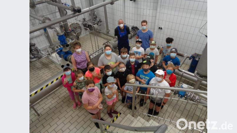 Die Schüler mit Bürgermeisterin Sonja Meier, Wasserwart Georg Zangl und Klassenlehrer Andreas Waldmann (von links) im Technikraum im Untergeschoss des Hochbehälters. Bild: amö