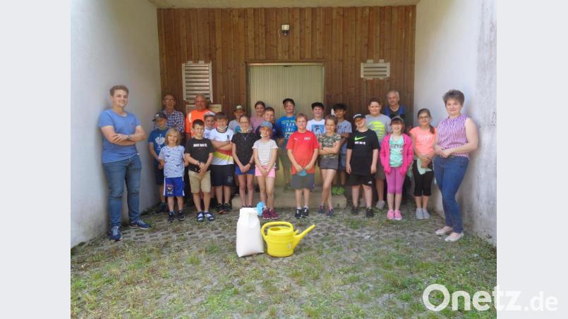 Sie haben bei der Besichtigung viel gelernt. Unser Bild zeigt die Schüler vor dem Hochbehälter mit Klassenlehrer Andreas Waldmann, den beiden Fahrern Alfons Linsmeier und Micheal Baier, Klärwärter Georg Zangl und Bürgermeisterin Sonja Meier (von links) Bild: amö