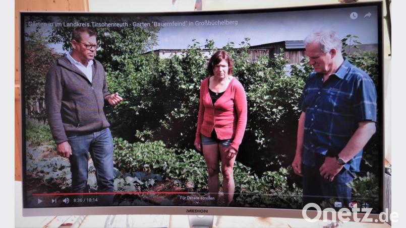Gartenfachberater Harald Schlöger (links) hat sich bei Monika und Anton Bauernfeind umgeschaut und dabei ein Video drehen lassen. Nun kann der schöne Garten der Bauernfeinds virtuell als Ersatz für den Tag der offenen Gartentür im Netz bewundert werden. Screenshot: ubb