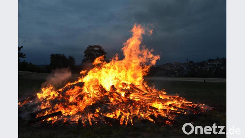 Zuletzt loderte das Johannisfeuer in Altenstadt bei Vohenstrauß im Jahr 2019. Archivbild: dob