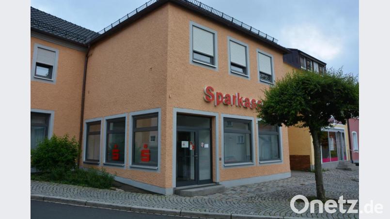 Die Sparkassen-Filiale in Konnersreuth: Dort betreiben die Sparkasse und die Volksbank schon seit sechs Monaten einen gemeinsamen Geldautomaten. Kunden beider Banken können dort gebührenfrei Geld abheben. Bild: jr