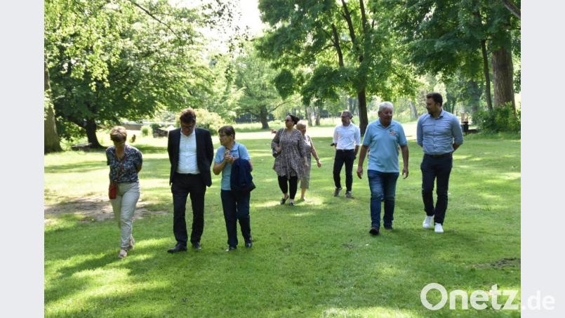 Vertreter der Stadt machen sich bei einem Rundgang mit den &quot;Freunden des Stadtbads&quot; ein Bild von den aktuellen Problemen in der Freizeitanlage. Noch immer ist nicht klar, wann der Badebetrieb startet Bild: hcz