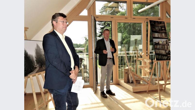 Alfred Wolf (rechts) stellte Wolfgang Schwarz als Kulturreferent des Adalbert-Stifter-Vereins München und als gutem Bekannten in Bärnau vor. Bild: ubb