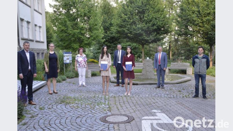 Lena und Luisa Bäuml (Kompetenznachweis) mit ihrer Lehrkraft Regina Frank, Musikschulleitung, Landrat, Bürgermeister Franz Schöner Bild: zch