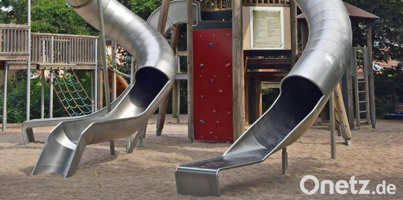 Die Rutschen sind die Hauptattraktion am großen Spielplatz im Stadtpark. Von der CSU-Stadtratsfraktion werden dazu Verbesserungen angeregt. Bild: Andreas Royer