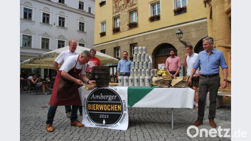 Gewohnt souverän zapfte Oberbürgermeister Michael Cerny unter den strengen Augen der Amberger Bierbrauer das erste Fass Festbier an Bild: Gerd Spies