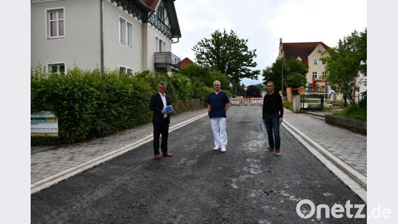 Bürgermeister Martin Birner, Dr. Christoph von Wenz und Norbert Nietfeld (v.l.) machten sich ein Bild von der Fertigstellung des ersten Bauabschnittes in der Krankenhausstraße Bild: Probst, Helga