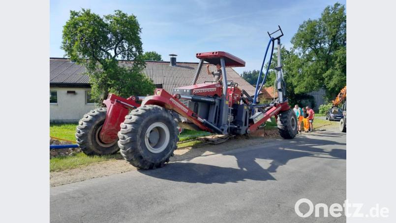Die neue Wasserleitung in Ober- und Untertresenfeld wurde mittels eines Spezialgeräts verlegt. Die Seilwinde des Pflugs hat eine Zugkraft von 120 Tonnen. Bild: Stadt Vohenstrauß/exb