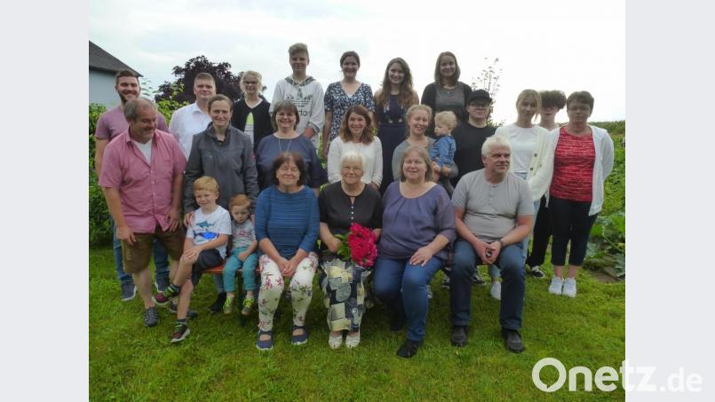 Sigrid Seidl an ihrem 80. Geburtstag inmitten ihrer Großfamilie. Bild: bk