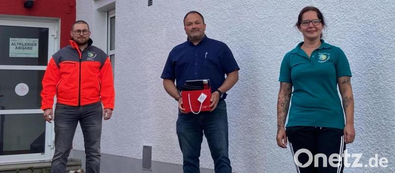 Stellvertretend für alle ausgeschiedenen Jugendgruppenleiter nahm Jörg Gerolstein (Mitte) ein Geschenk von Bereitschafts- und Jugendrotkreuzleiter Sven Lehner (links) und Gruppenleiterin Monika Stahl (rechts) entgegen. Bild: fks