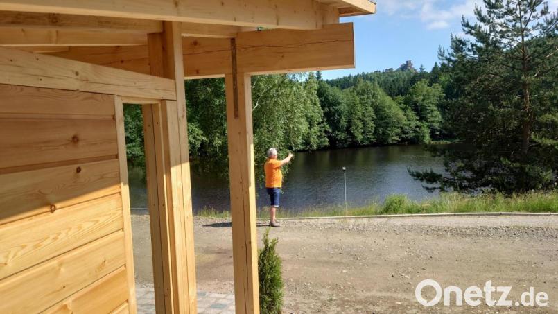 Es kann sich auch lohnen, nicht lesend in der Hütte zu sitzen und nur den Ausblick auf den Weiher und die Burgruine zu genießen. Bild: Marlies Meiler/exb