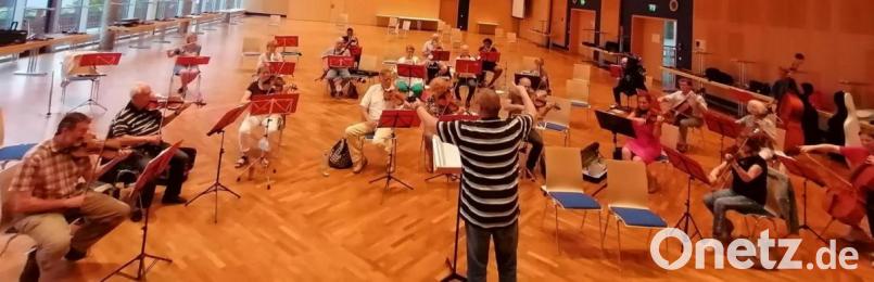 Die Musiker des Salonorchesters unter Leitung von Nico Dick brauchen viel Abstand beim gemeinsamen Proben. Im Saal der Stadthalle haben sie diesen. Bild: prh