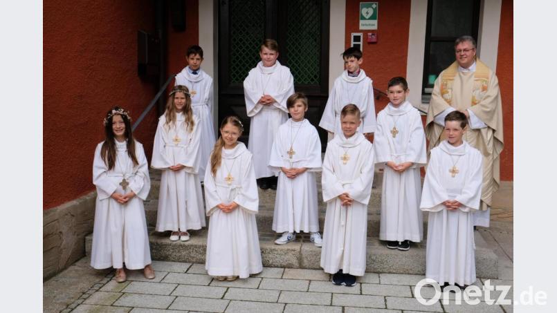 Die 10 Kommunionkinder der Pfarreien Oberbibrach und Vorbach mit Pfarrer und Prior Adrian Kugler Bild: do