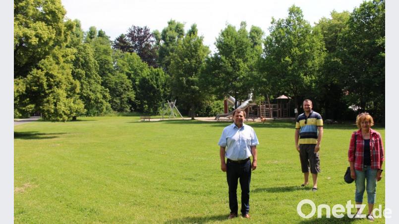 Bürgermeister Günter Koller, Fraktionsvorsitzender Patrick Fröhlich und Evi Rauch bei dem Vor-Ort-Termin am Spielplatz im Stadtpark. Geht es nach den CSU-Vertretern, soll der Spielplatz unter Beteiligung der Bürger um Spielgeräte, weitere Attraktionen, Sitzmöglichkeiten und Beschattungen erweitert werden. Bild: paf/exb