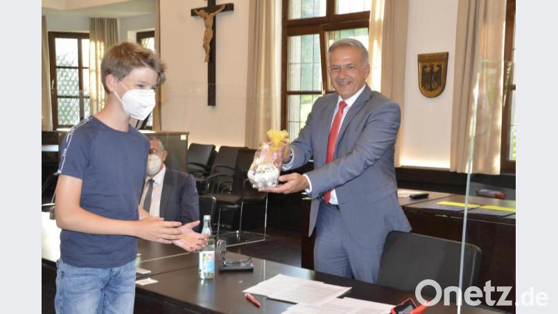 Landrat Grillmeier überreicht Paul Gleißner (1. Platz Zither) ein kleines Dankeschön. Bild: zch