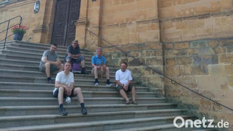 Das Ziel ist erreicht. Müde aber trotzdem zufrieden ließen sich die Wallfahrer auf den Treppenstufen der Mariahilfberg-Kirche in Amberg nieder. Im Morgengrauen waren sie im Ortsteil Waldau losmarschiert. Bild: dob