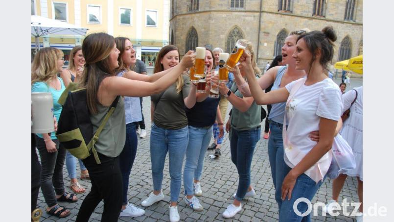 Prost! Diese Marktplatz-Besucherinnen ließen sich das Bier bereits kurz nach dem Anstich des ersten Fasses schmecken. Bild: Gerd Spies
