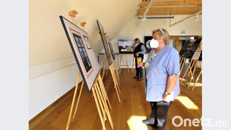 Interessiert schauten sich die Gäste, die zur Ausstellungseröffnung geladen waren, die Fotografien der Studenten an. Bild: ubb