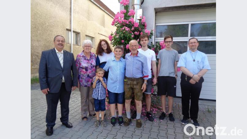 Bürgermeister Peter Dotzler (links) und Pfarrvikar Christian Preitschaft (rechts) mit Jubilar Johann Kredler (Mitte), dessen Ehefrau Hannelore sowie den Enkelkindern Raphael, Miriam, Julian, Tobias und Fabian (von links) Bild: dpe