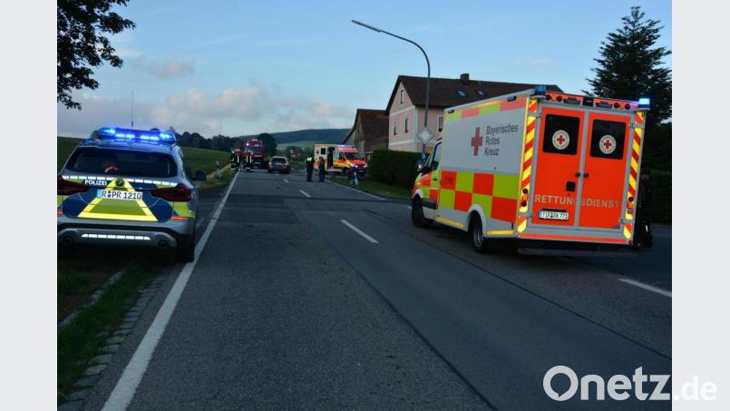 Bei einem Autounfall bei Hiltershof wurde eine junge Quadfahrerin schwerstverletzt. Während des Einsatzes war die Staatsstraße 2167 komplett gesperrt. Bild: jr