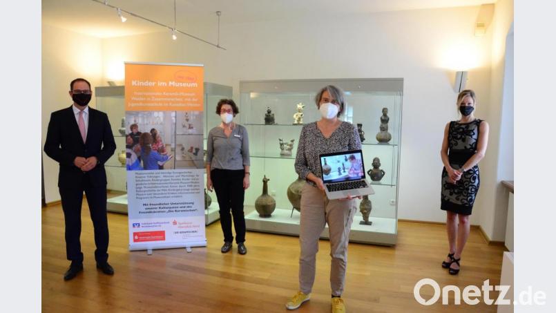 Sie stellen das neue &quot;Kinder im Museum&quot;-Angebot vor (von links): Robert Stahl, Stefanie Dietz, Irene Fritz mit einem Video, das online gezeigt wird, sollte das Museum wieder geschlossen werden müssen und Stephanie Forster. Bild: Kunz