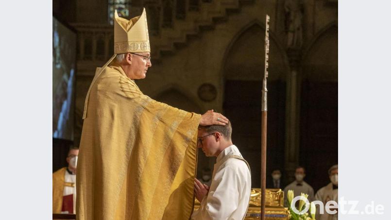 Neupriester Bastian Neumann bei der Handauflegung durch Bischof Dr. Voderholzer. Bild: pdr/altrofoto/exb