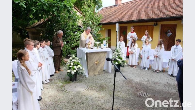 Im idyillischen Ambiente des alten Schulhofes in Oberbibrach waren 10 Erstkommunionkinder aus Oberbibrach und Vorbach eingeladen, erstmals zum Tisch des Herrn zlu gehen. Den feierlichen Gottesdienst zelebrierte Pfarrer und Prior Adrian Kugler Bild: do