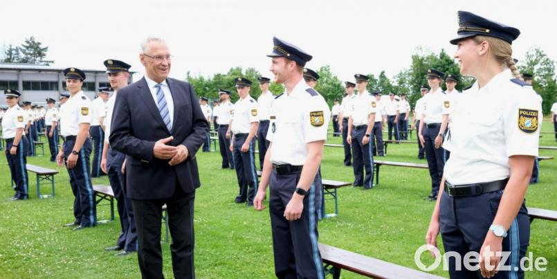 Small-Talk mit Innenminister Joachim Herrmann: Nach der Vereidigung entwickelte sich eine lockere Unterhaltung zwischen dem obersten Dienstherrn und dem Polizeinachwuchs. . Bild: Hirsch