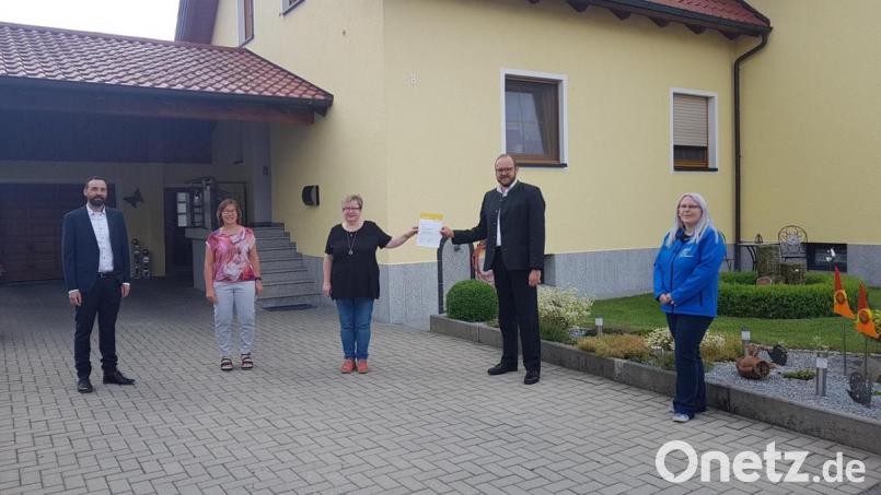 Landrat Andreas Meier überreicht Angelika Forster die Fünf-Sterne-Auszeichnung für ihre Ferienwohnung im Tulpenweg in Moosbach. Dazu gratulierten Bürgermeister Armin Bulenda, Claudia Rieß und Christina Kircher (von links). Bild: gi