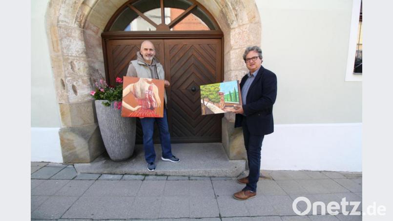 Kunst und Kommunalpolitik Hand in Hand: Am 11. Juli können Kunstfreunde den acht Mitgliedern der von Johannes Janner (links, mit Bürgermeister Bernhard Stangl) geleiteten &quot;KunstGewinn&quot;-Gruppe im Professor-Dietl-Park beim Malen über die Schulter schauen. Bild: bjp