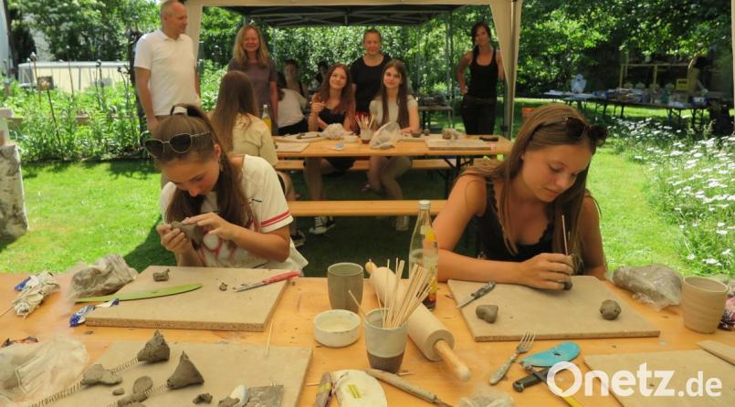 Manfred Hutzler, Regina Nusstein-Hutzler, Silke Hertel und Daniela Dötterl (stehend, von links) betreuten die Schülerinnen der Talentklasse 8 in der Keramik-Werkstatt in Oberbruck. Bild: jzk