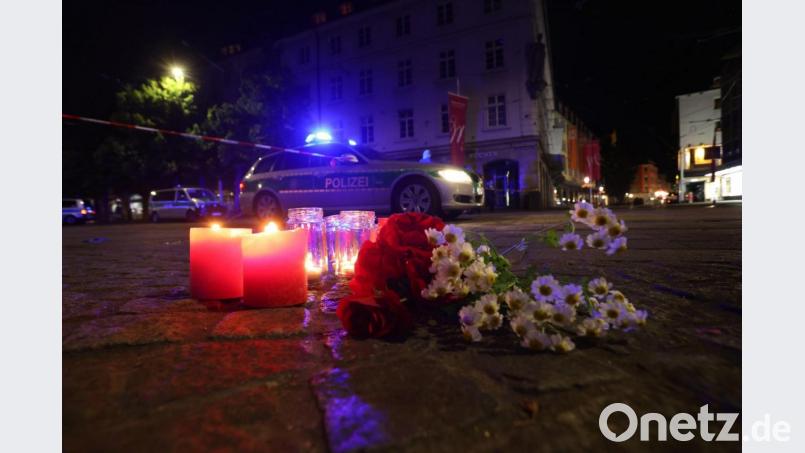 Kerzen und Blumen nahe des Tatorts in der Würzburger Innenstadt. Bild: Karl-Josef Hildenbrand/dpa