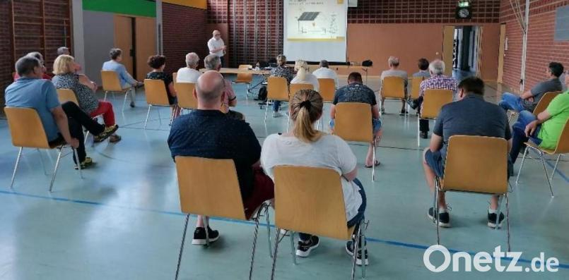 Aufmerksam verfolgten die Interessierten den Vortrag von Dipl.-Ing. Rösch zum Thema Photovoltaikanlagen. Bild: vsr