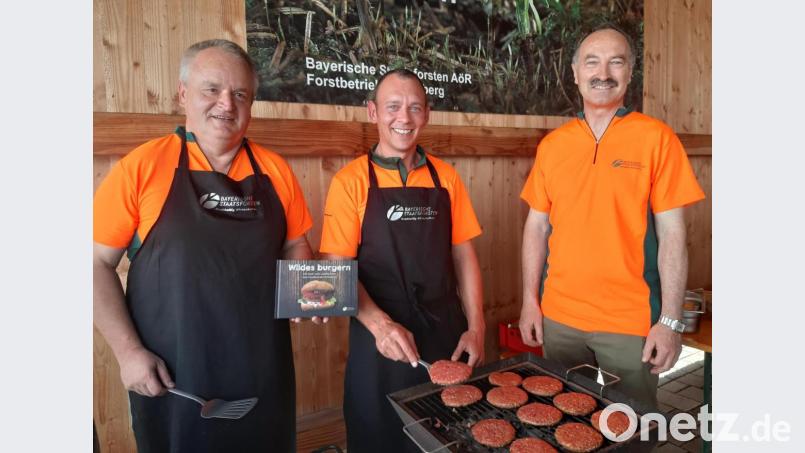 Stellvertretender Forstbetriebsleiter Martin Hertel, Wolfgang Kneidl und Forstbetriebsleiter Winfried Pfahler (von links) stellten das Koch- und Lesebüchlein vom Forstbetrieb Fichtelberg &quot;Wildes burgern“ vor. Bild: gis