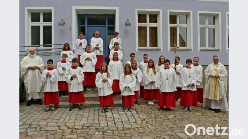 Zusammen mit Pfarrer Hannes Lorenz (rechts) und Pater Alfred (links) freuen sich auch die Oberministranten Thomas Sebald und Lisa Sebald, über den Nachwuchs in der Ministrantenschar. Zwölf neue &quot;Minis&quot; verstärken ab sofort die Gemeinschaft der Ministranten von St. Johannes in Nabburg. Bild: bph