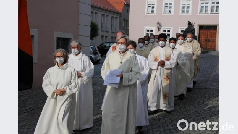 Vor dem Gottesdenst fand ein kleiner Kirchenzug mit den kirchlichen Würdenträgern statt. Bild: kro