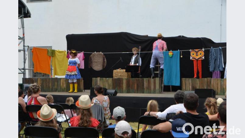 Ein wunderbares Schauspielstück des Landestheaters Oberpfalz. Die &quot;Kuh Rosmarie&quot; hält Erwachsenen wie Kindern den Spiegel vor, wie man es nicht machen sollte. Der Schlossgarten erlebte nach dem Lockdown erstmals wieder Kultur. Bild: dob