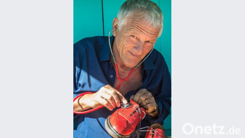 Kabarettist Josef Brustmann, Träger des Deutschen Kabarettpreises, kommt mit seinem Programm „Das Leben ist zu kurz – Kauf die roten Schuh&#039;“ nach Amberg. Bild: Jobst Hahn/exb