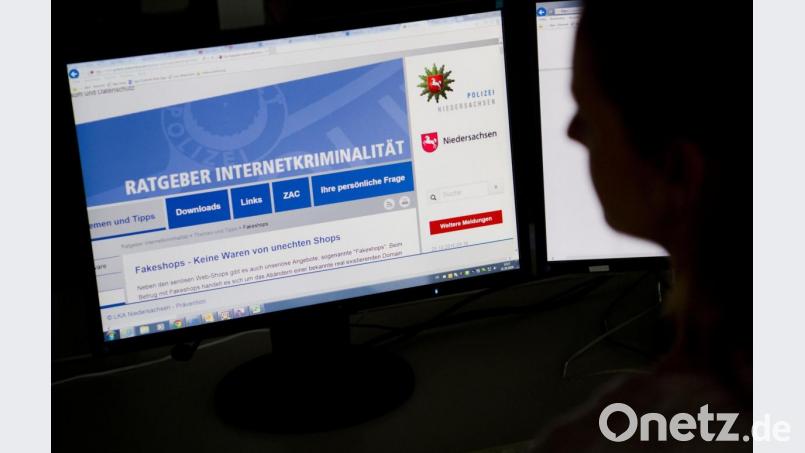 Trotz regelmäßiger Warnungen der Polizei: Auch in der Oberpfalz werden Bürger regelmäßig Opfer von Internetbetrügern. Fast immer gehen dabei hohe Geldbeträge verloren. Symbolbild: Julian Stratenschulte/dpa