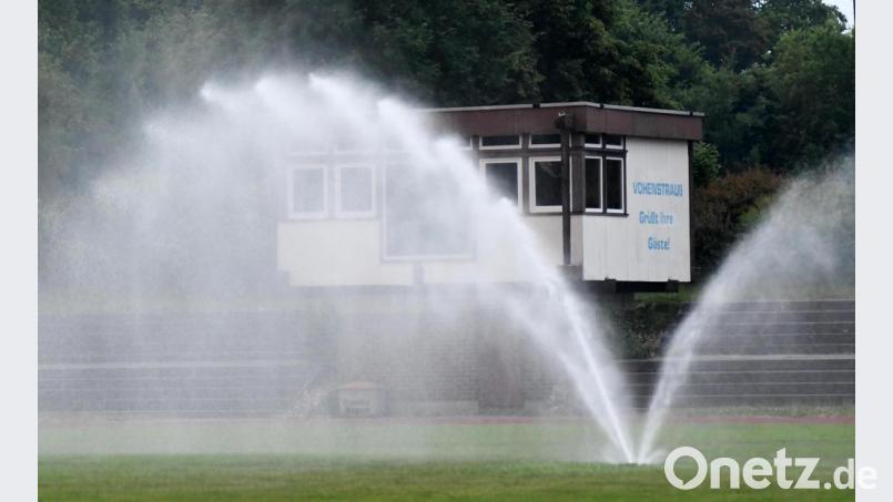 Ach, ist der Rasen schön grün. Die drei Plätze der Spielvereinigung im Vohenstraußer Sportzentrum werden über eine Brauchwasseranlage versorgt. Bild: Gabi Schönberger