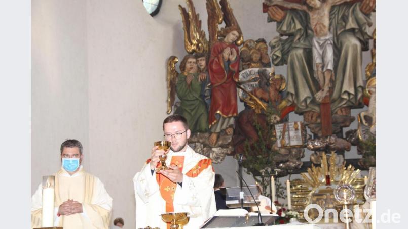 Neupriester Leonard Skorczyk feierte seine erste heilige Messe in seiner Heimatpfarrei Hl. Dreifaltigkeit und bekam dabei beste Unterstützung durch seinen Primizprediger Diakon Professor Dr. Rupert Scheule, Moraltheologe der Uni Regensburg (links). Bild: ads