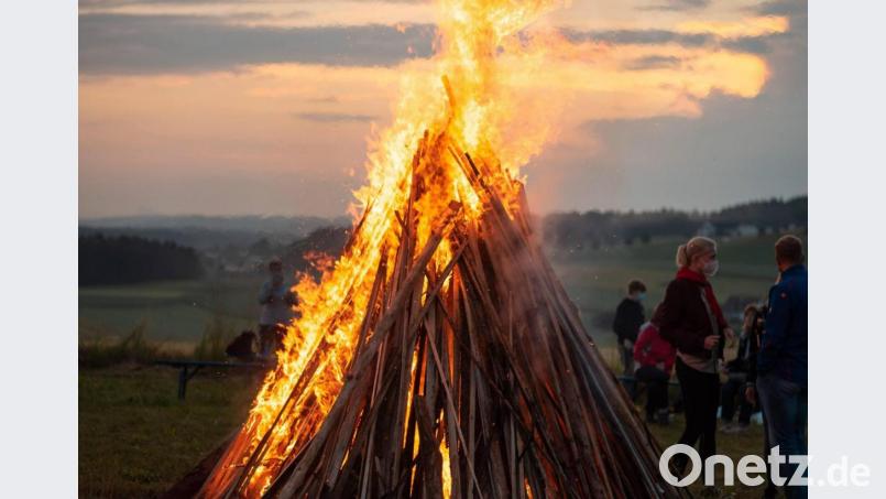Beeindruckend war die Johannisfeuer-Andacht der Pfadfinder in Poppenricht. Insbesondere als der Holzstoß entzündet wurde. Bild: Regina Probst