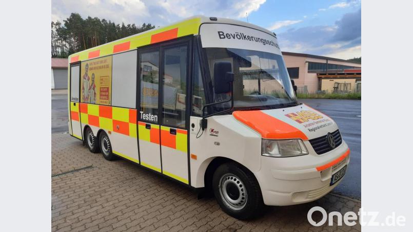 Die beiden Türen des Kleinbusses dienen als separate Zugänge für das Anmelden und das Testen. Bild: Roland Löb/exb