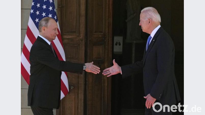 Dieser Händedruck hatte historische Bedeutung, Corona hin oder her: Der russische Präsident Wladimir Putin (links) und US-Präsident Joe Biden schüttelten sich jüngst die Hände bei ihrem Treffen in Genf. Bild: Alexander Zemlianichenko
