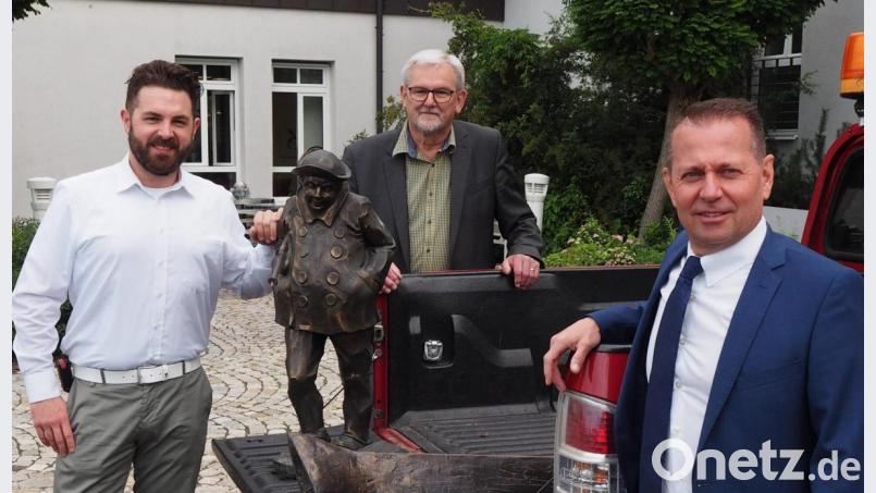 Bürgermeister Sebastian Dippold und Kulturreferent freuen sich über Brunnenfigur, die ihnen Gerhard Hösl von den Vereinigten Sparkassen übergibt. Bild: krb