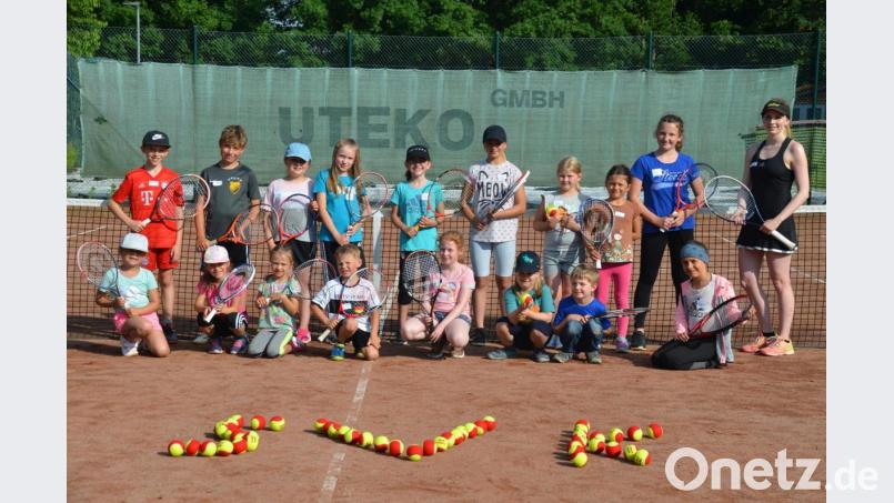 Übungsleiterin Larissa Sollfrank (rechts) gestaltete den Tennisschnupperkurs des SV Kulmain. Bild: ak