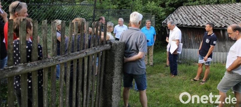 Mit den Anwohnern und interessierten Bürgern wurde über die künftige Entwicklung des Bereichs Badgaßgärten diskutiert. Auf dem Bild (ab Dritter von rechts) Architekt Klaus Stiefler, Bauamtsleiter Dieter Döppl und Bürgermeister Johannes Reger. Bild: njn