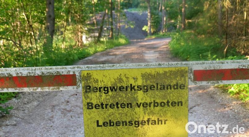 Das Flußspatbergwerk Marienschacht östlich von Wölsendorf wird im Sommer 1979 stillgelegt. Hinweisschilder um das rund 5 Hektar große Areal verweisen auf die Gefahrenzone und versperren die Zufahrt zum Gelände. Bild: ohr