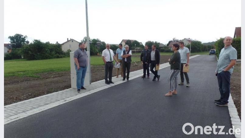 Bei einer Ortsbegehung verschaffte sich der Gemeinderat mit Bürgermeister Johannes Schmid (zweiter von links) ein Bild über die erfolgte Erschließung des Bauabschnittes IV im Baugebiet &quot;Schlammersdorf-Süd&quot;. Bild: br